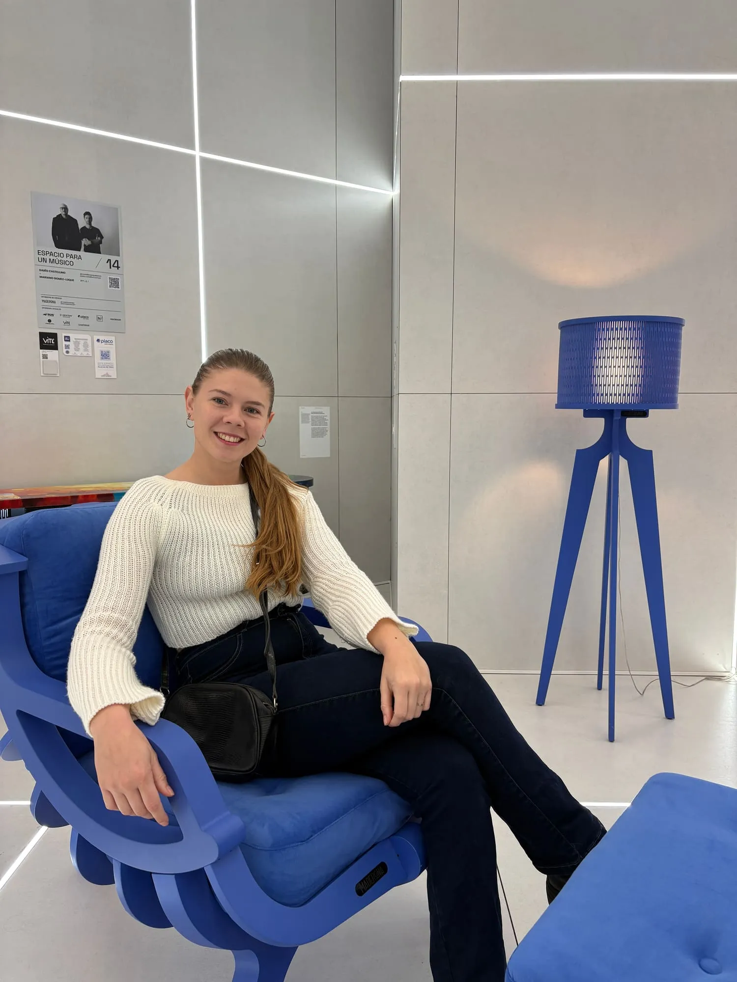 Lali Gonzalez sentada en una silla azul