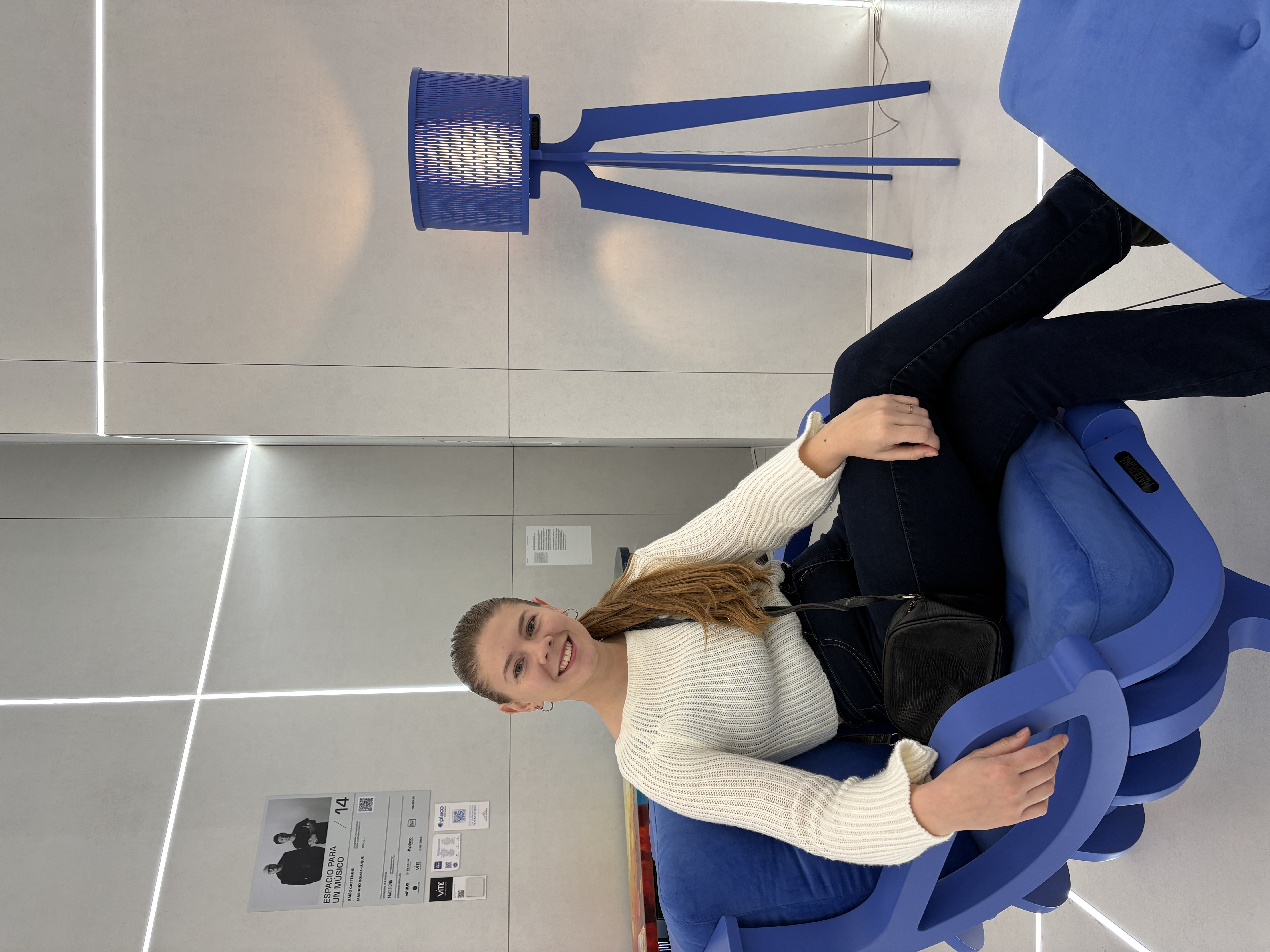 Lali Gonzalez sentada en una silla azul